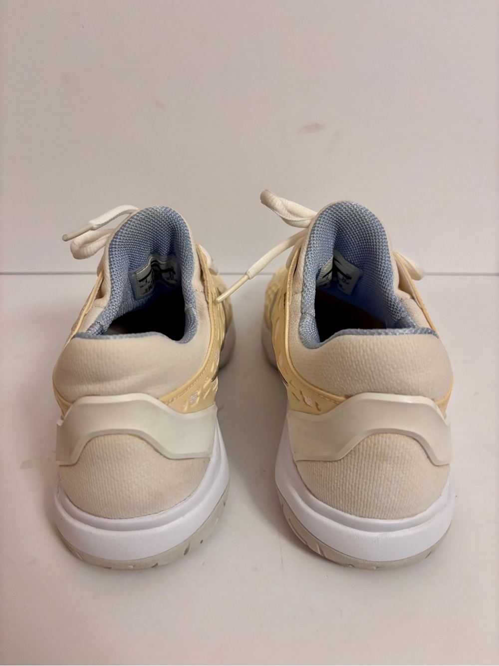 Nike Women’s Cream Mesh Tennis Shoes with Silver Swoosh size 8 - Picture 4 of 8